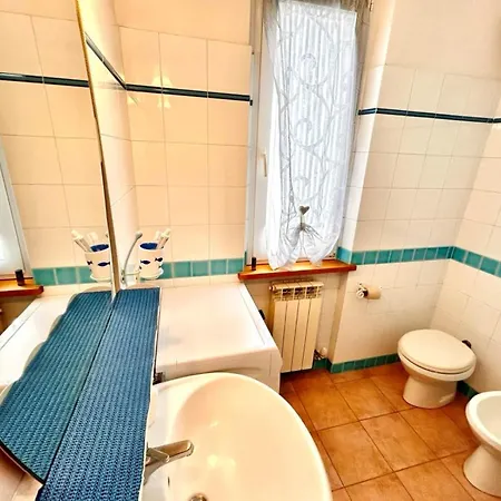 Trilo Priscilla, Vicino Al Mare Марчелли